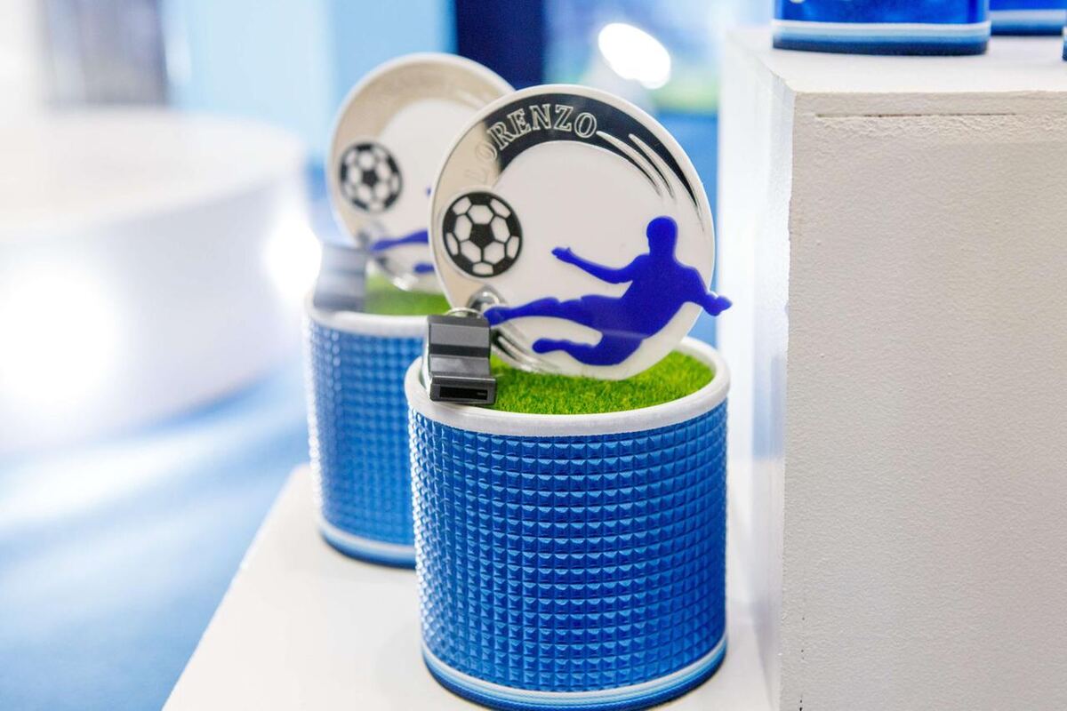 Batata P azul com jogador de futebol e bola