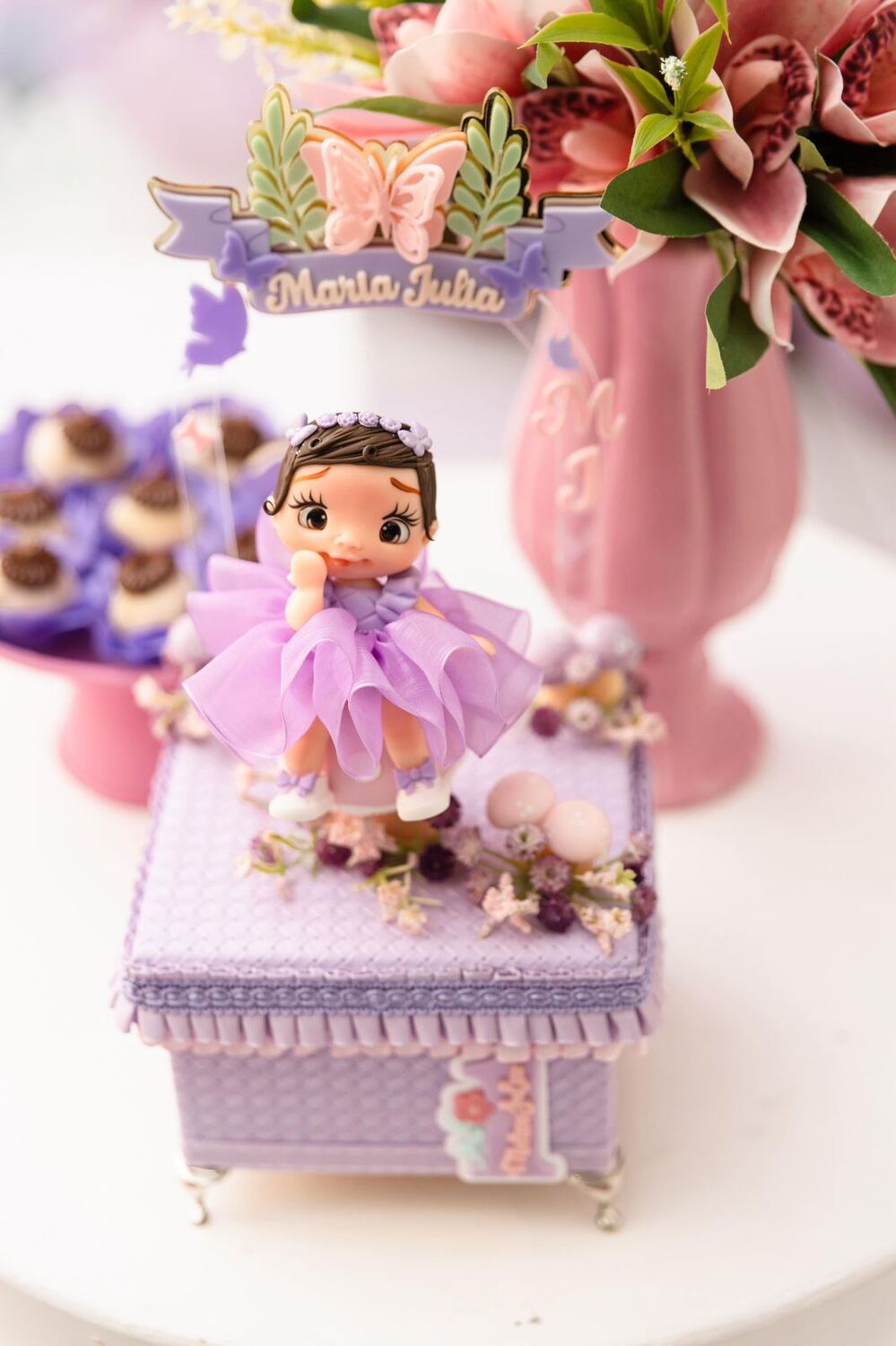 Caixa cenário lilás com boneca e flores — tema Jardim Encantado