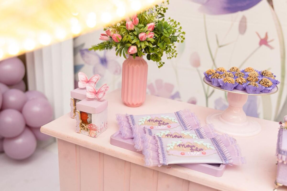 Porta Kit Kat lilás com renda em mesa rosa floral